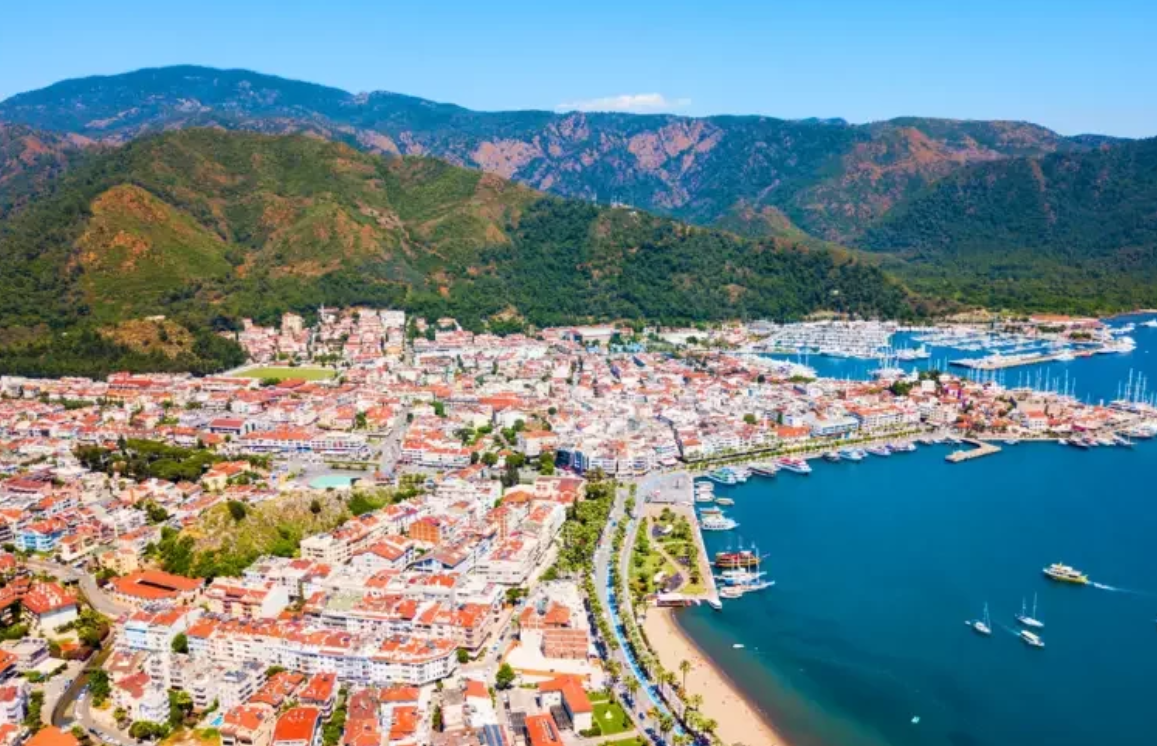A city next to a body of water

Description automatically generated