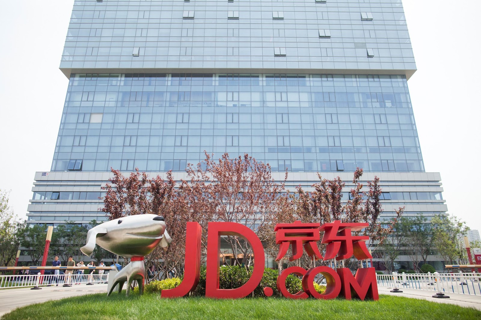 JD.com Executives Take Aim at Alibaba – WWD