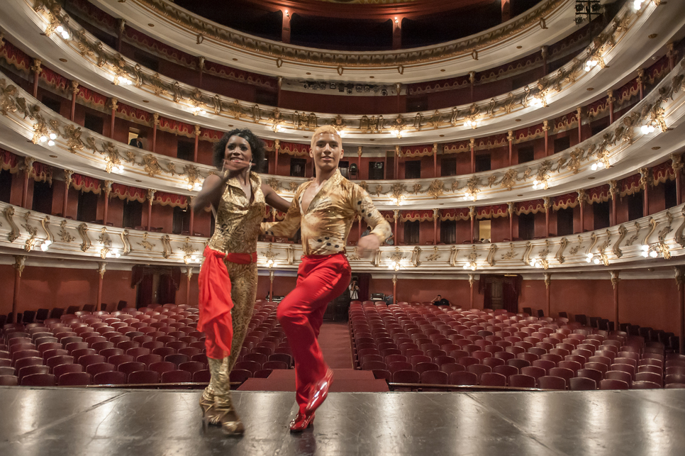 A man and Woman performing Salsa on stage which is one of the best thing to do in Cali Colombia.