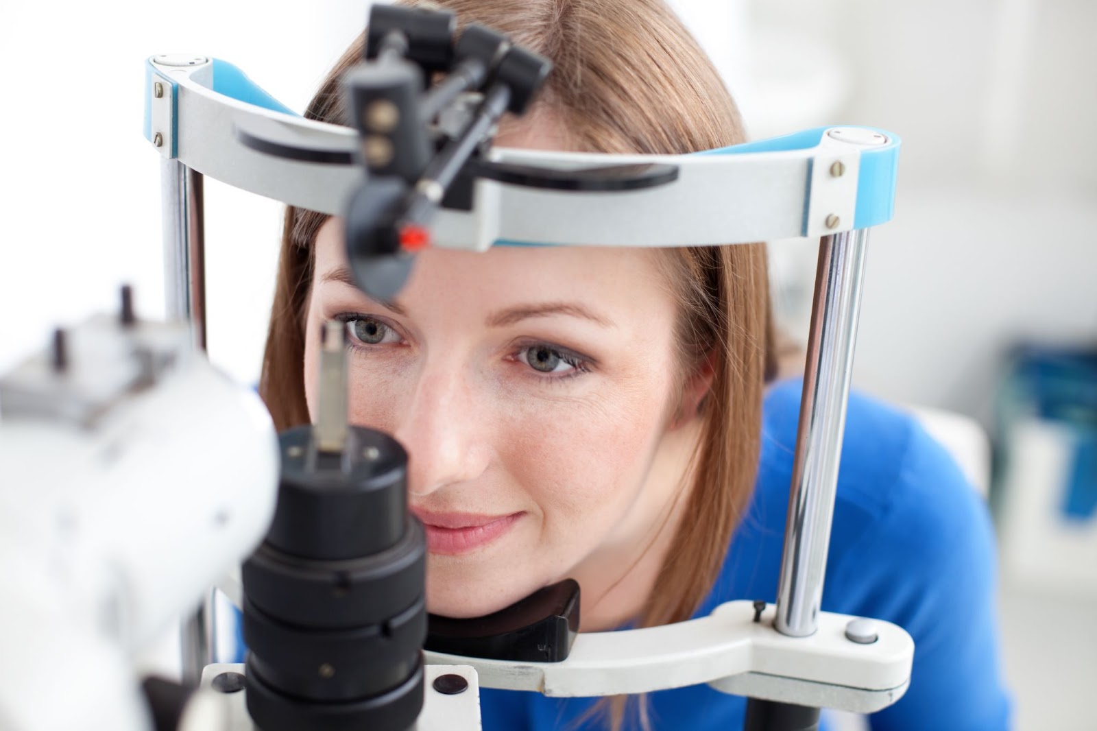 A woman has her eyes examined to determine if she's a good candidate for meibomian gland probing