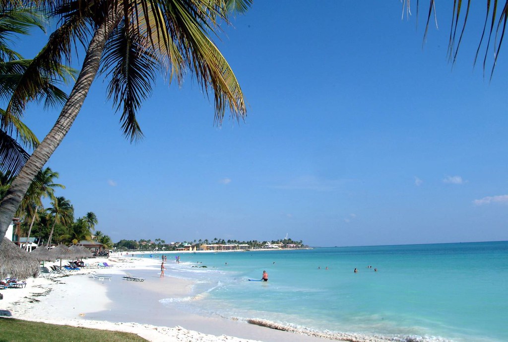 People enjoying themselves at the crystal-clear Aruba beach.