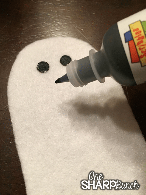 Step-by-step DIY felt board and felt ghosts storyboard!