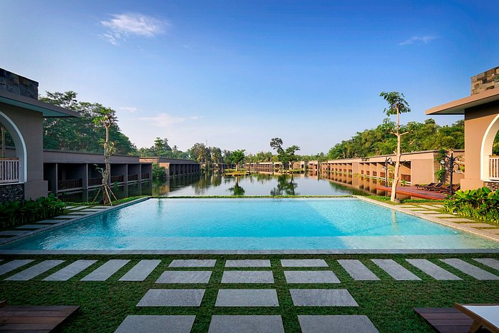 tenangnya pemandangan kolam renang di penginapan The Westlake Resort yang dikelilingi oleh tanaman hijau