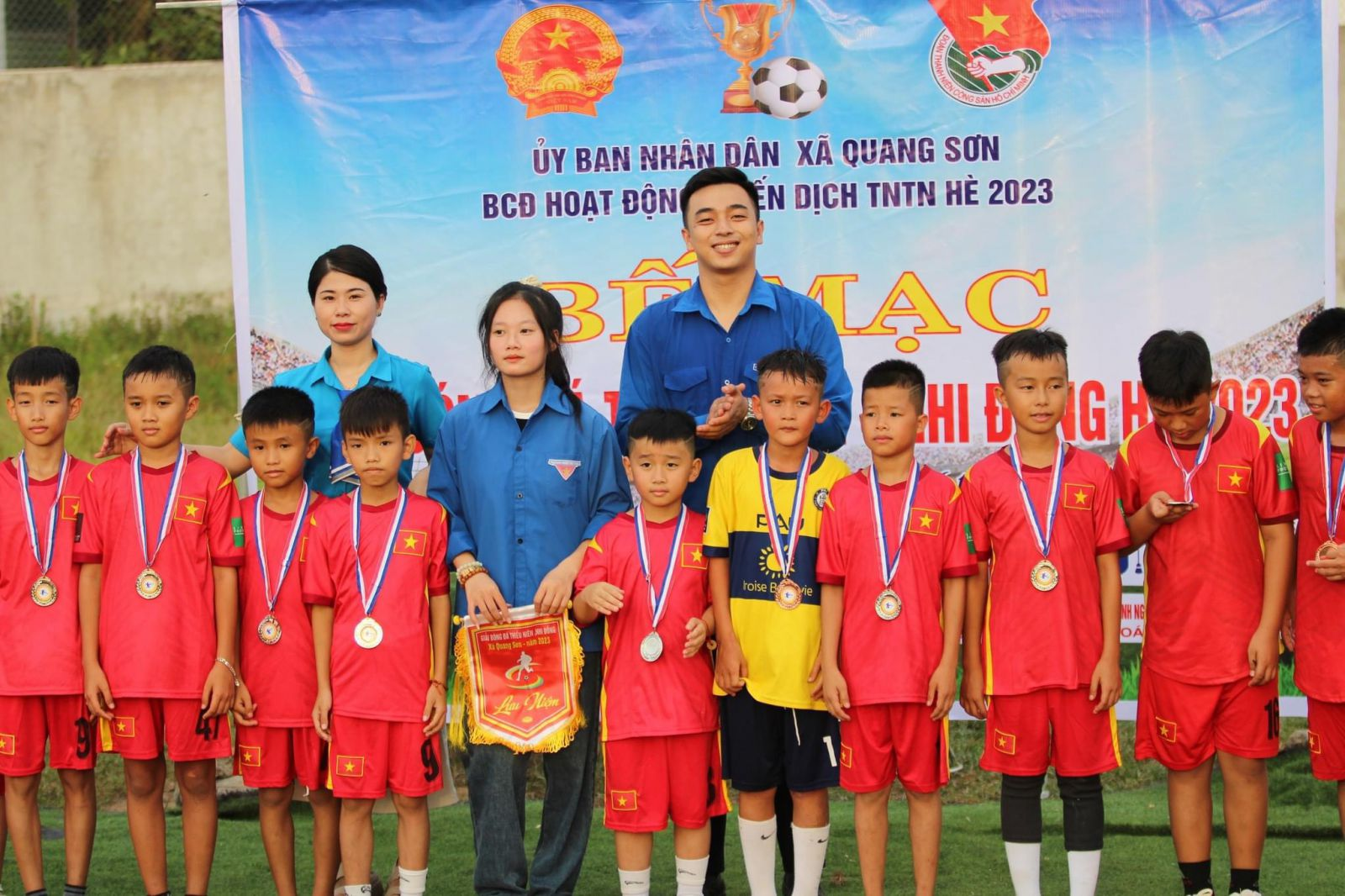 Các cầu thủ nhí nhận huy chương giải bóng đá xã Quang Sơn