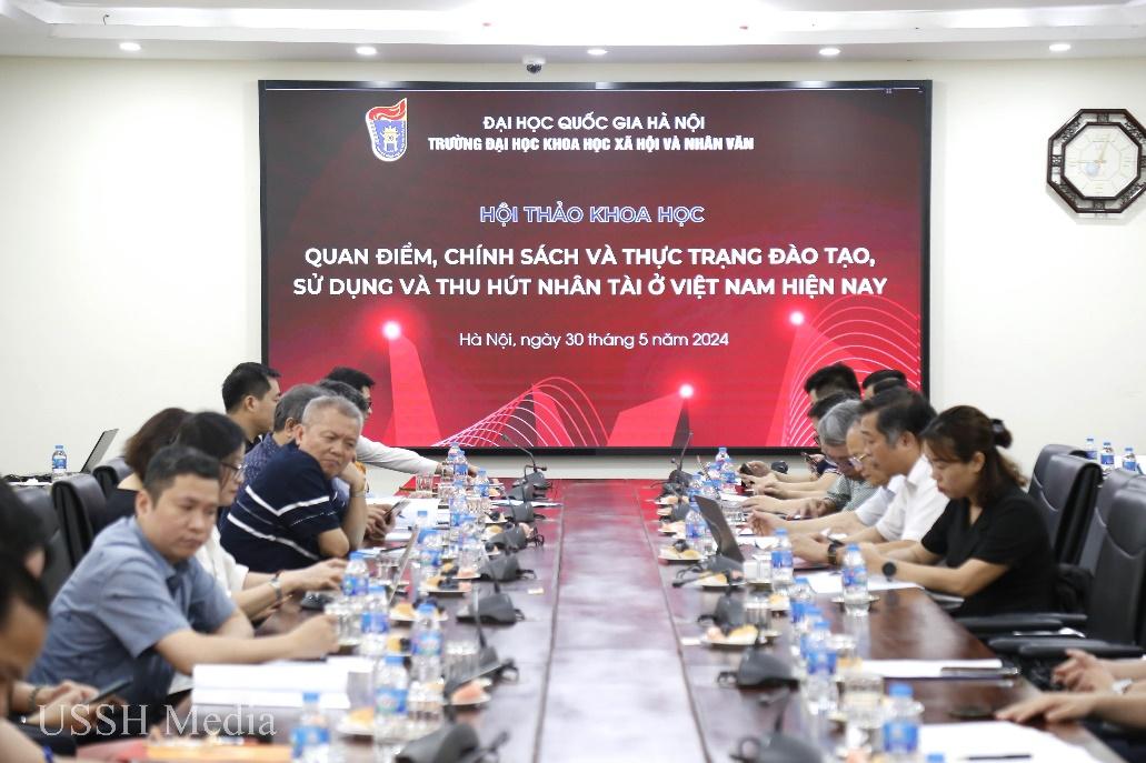 Giáo sư, Tiến sĩ Phùng Hữu Phú - Nguyên Ủy viên Trung ương Đảng, Nguyên Hiệu trưởng Trường Đại học Khoa học xã hội và nhân văn; Chủ tịch Hội đồng Khoa học và Đào tạo trường, và Giáo sư, Tiến sĩ Hoàng Anh Tuấn - Hiệu trưởng Trường Đại học Khoa học xã hội và nhân văn, Đại học Quốc gia Hà Nội; Chủ nhiệm Nhiệm vụ Khoa học công nghệ KX.04.28/21-25 đồng chủ trì điều hành hội thảo.