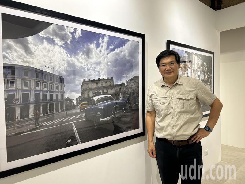 高雄市前議員吳益政喜歡攝影，曾辦過輕軌及自行車道展覽，二度造訪古巴哈瓦那，本月在黃埔新村舉辦攝影展。記者徐白櫻／攝影