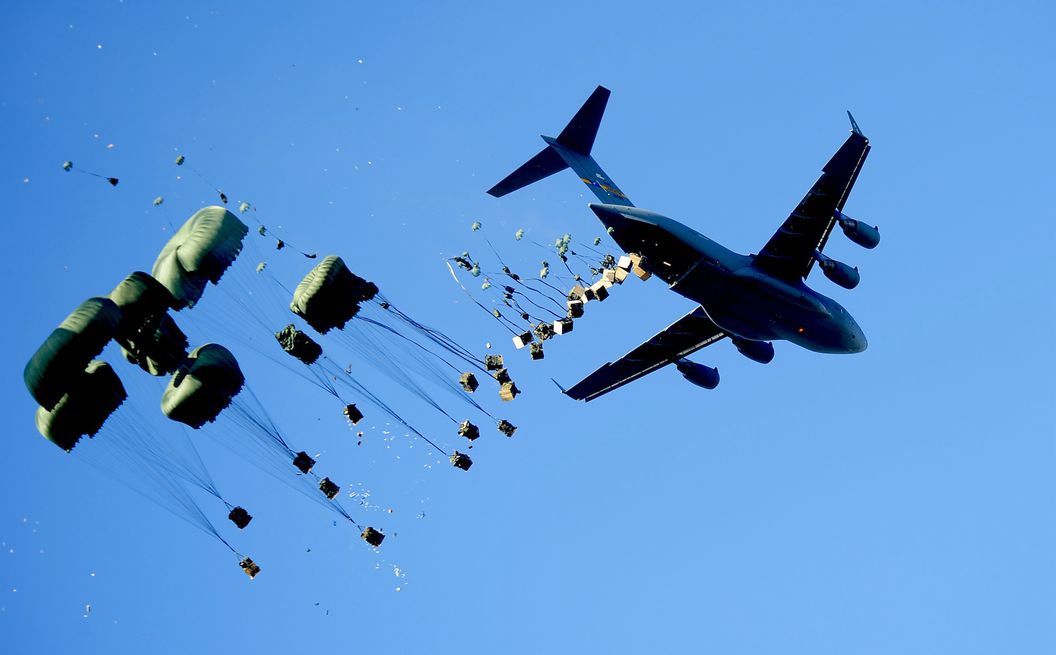 Một chiếc C-17 Globemaster III từ Phi đoàn 437, Căn cứ Không quân Charleston, SC, các kiện hàng không vận chuyển nước và thực phẩm đến Mirebalais, Haiti, ngày 21 tháng 1 năm 2010 để được các thành viên Liên Hợp Quốc phân phát. Lực lượng của Bộ Quốc phòng đã được triển khai để hỗ trợ nỗ lực cứu trợ Haiti sau trận động đất mạnh 7 độ richter tấn công thành phố vào ngày 12 tháng 1 năm 2010. (Ảnh của Lực lượng Không quân Hoa Kỳ/Tech. Sgt. James L. Harper Jr.)