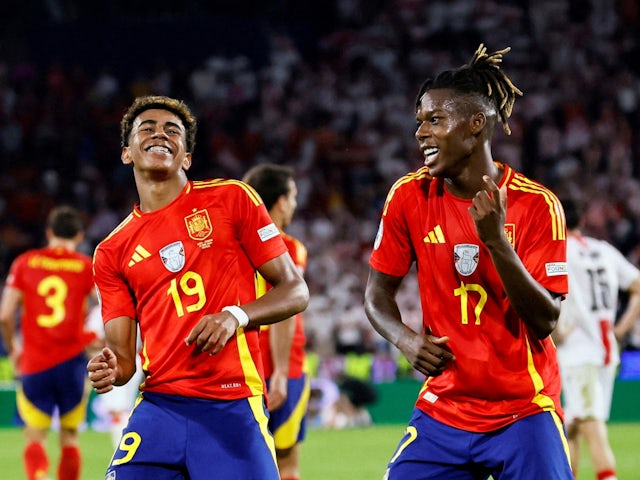 Nico Williams dari Spanyol merayakan gol ketiganya bersama Lamine Yamal pada 30 Juni 2024