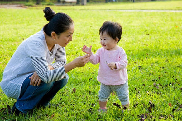 Cha mẹ nên hướng dẫn trẻ tham gia hoạt động vui chơi ngoài trời