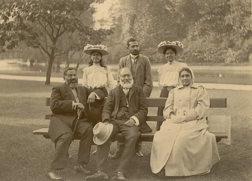Badruddin Tyabji and his family in Hyde Park in 1902 or 1906

