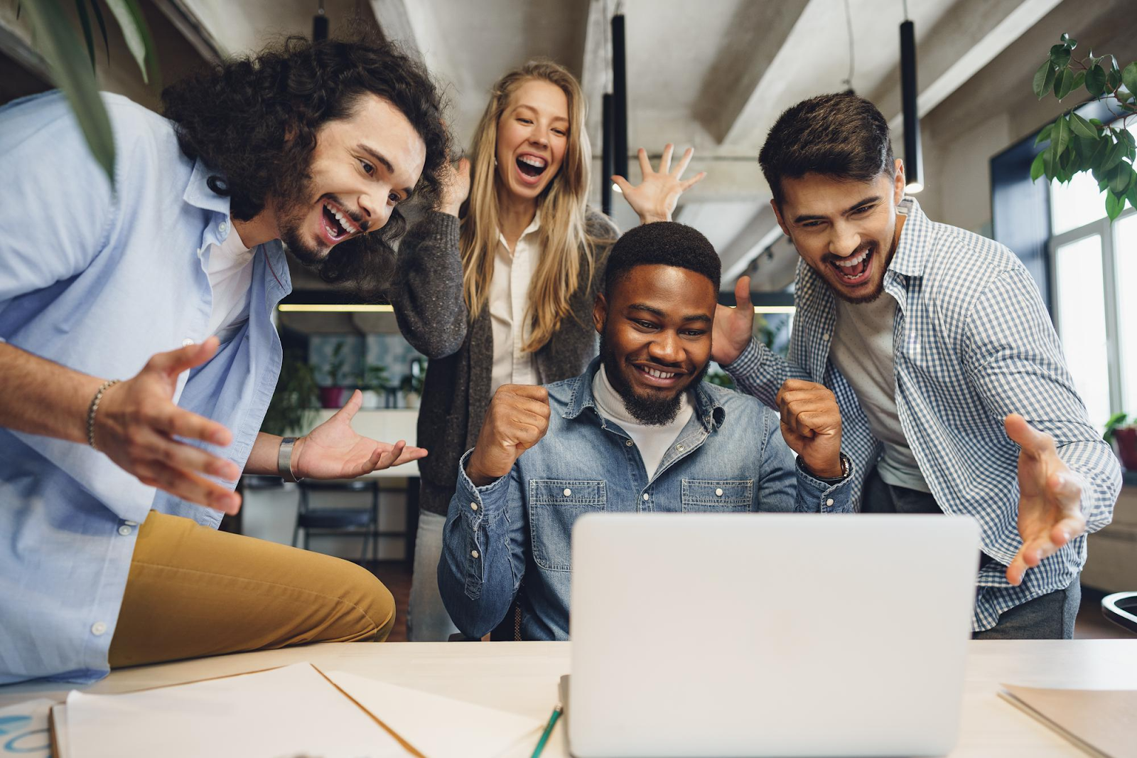 equipe de vendas de sucesso batendo a meta!