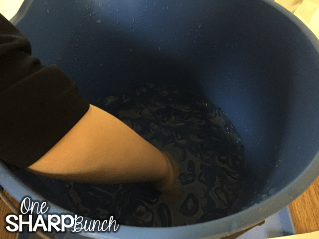 This post has so many integrated penguin activities, covering each content area, as well as penguin crafts to display the students’ learning! Grab the FREE penguin blubber experiment printable to use with your Kindergarten and primary students!