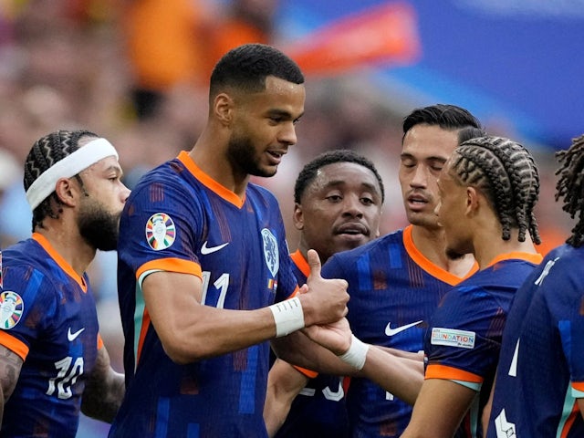 Cody Gakpo dari Belanda merayakan gol pertamanya bersama Xavi Simons pada 2 Juli 2024