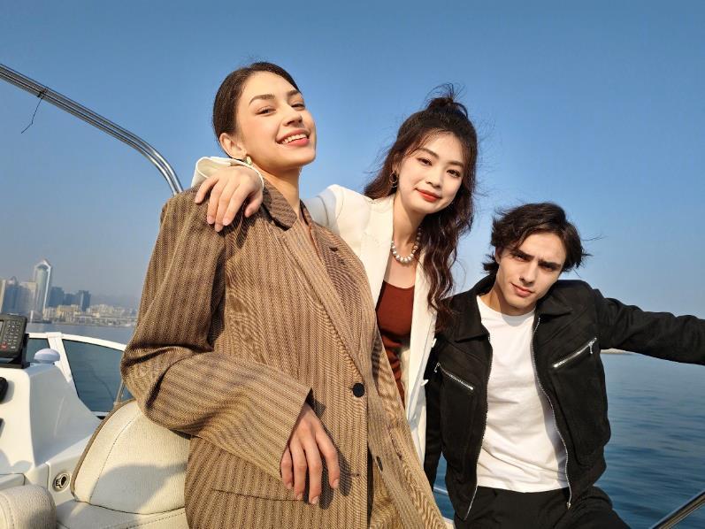 A group of people posing for a picture on a boat

Description automatically generated