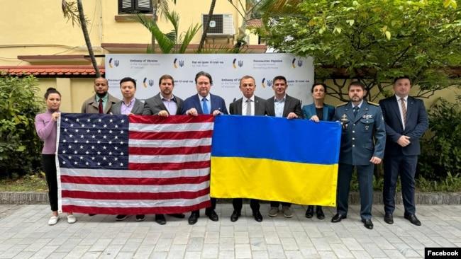 Đại sứ Mỹ Marc Knappar đồng hành cùng đại sứ Ukraine Oleksandr Gaman. Photo US Embassy in Vietnam.