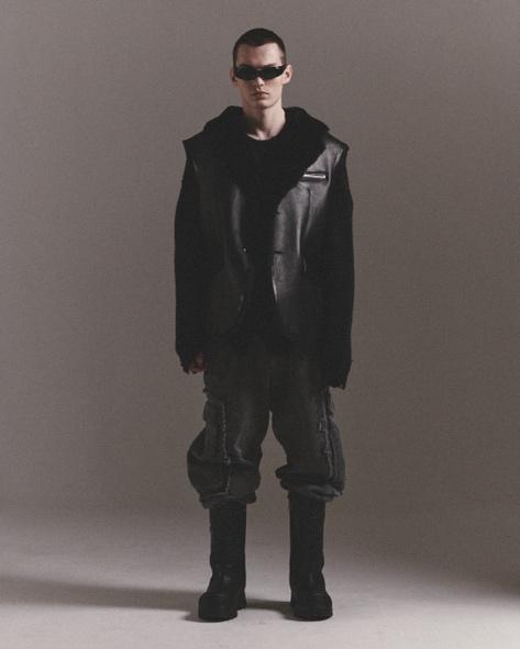 スーツ着ている男性の白黒写真

自動的に生成された説明