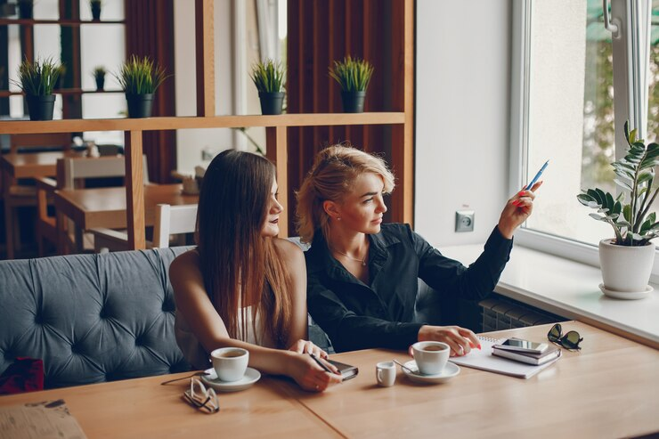 Businesswomen in a cafe discussing starting a personal blog