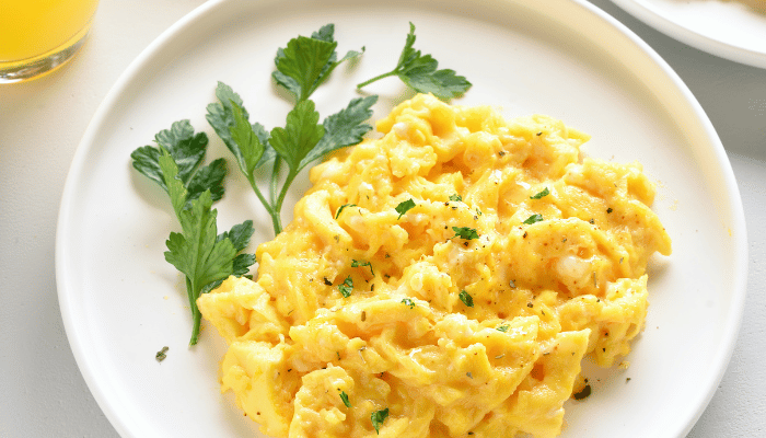 scrambled eggs dish