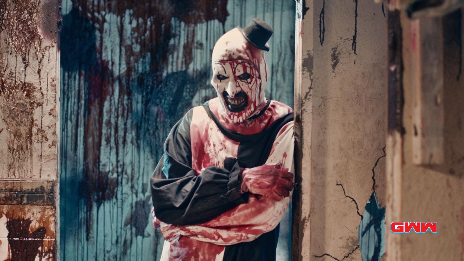 Bloody Art the Clown leaning against a post, Terrifier 3 Trailer