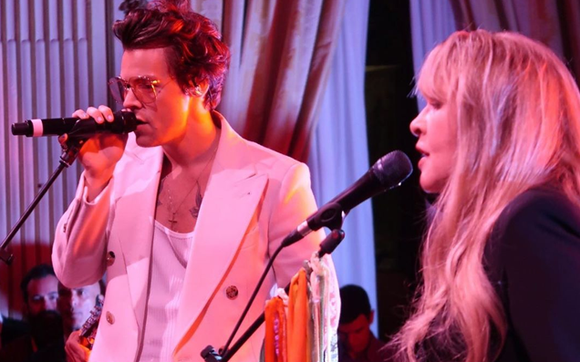 Imagem de conteúdo da notícia "Stevie Nicks faz dueto com Harry Styles em Tributo para Christine McVie" #4