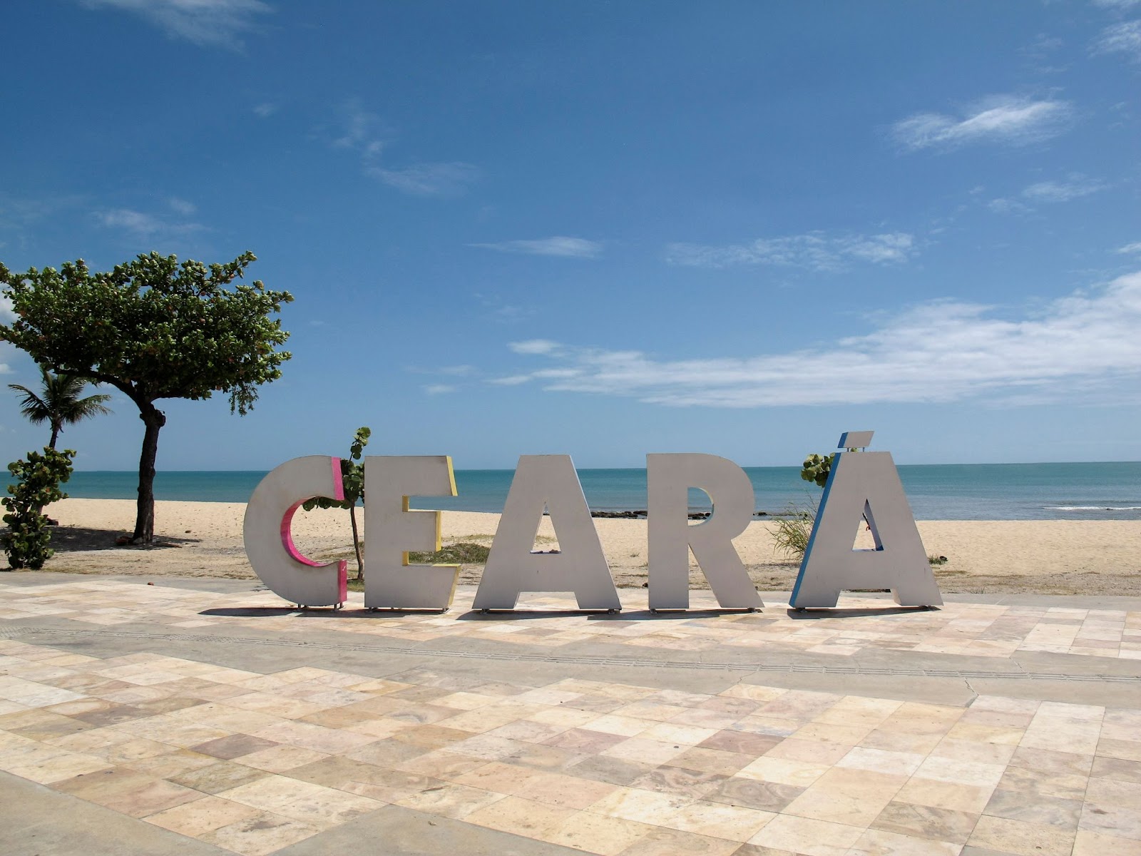 Letreiro do Ceará em uma praia de Fortaleza.