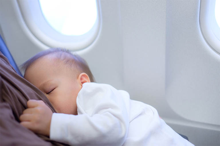 Trẻ bị ù tai khi đi máy bay