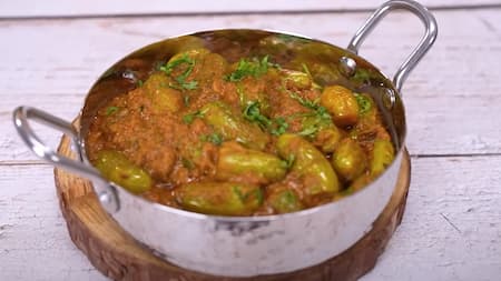 Hot tendli ki sabji served with chapatis and garnished with fresh coriander.