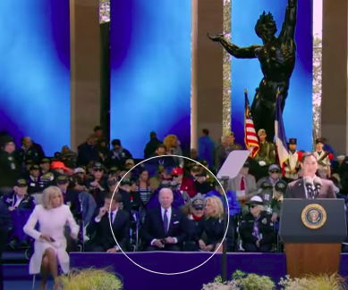 No, Biden no intentó sentarse en una “silla inexistente”: había una silla detrás de él, pero cortaron el video justo antes de que se sentara