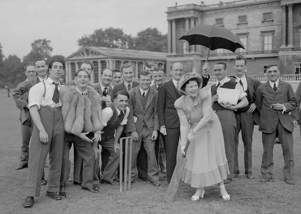 La cantante Margaret Eaves juega al cricket con veteranos en la fiesta en el jardín de la Not Forgotten Association en 1948.