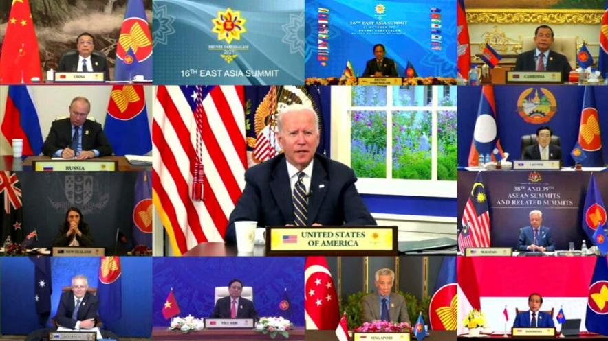 Tổng thống Mỹ Joe Biden (giữa màn hình) dự thượng đỉnh Đông Á lần thứ 16, trực tuyến, ngày 27/10/2021.