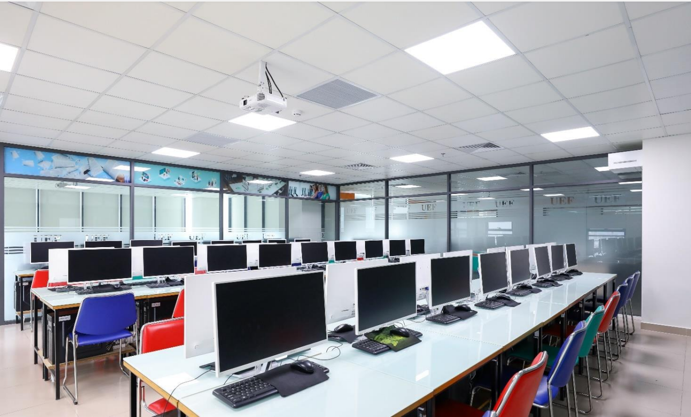 Cơ sở vật chất phòng thi VSTEP tại UEF