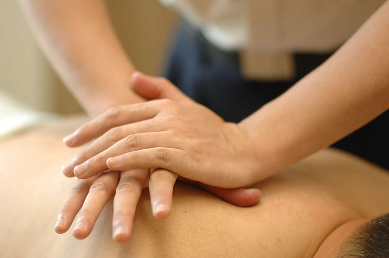 Massage Trung Quốc loại bỏ sự tắc nghẽn trong kinh mạch nhằm hỗ trợ sức khỏe tối ưu