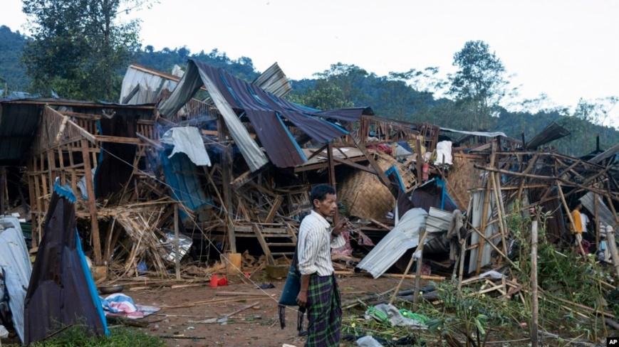 Một cuộc không kích của quân đội Mynamar ở Mung Lai Hkyet, Laiza, Myanmar.