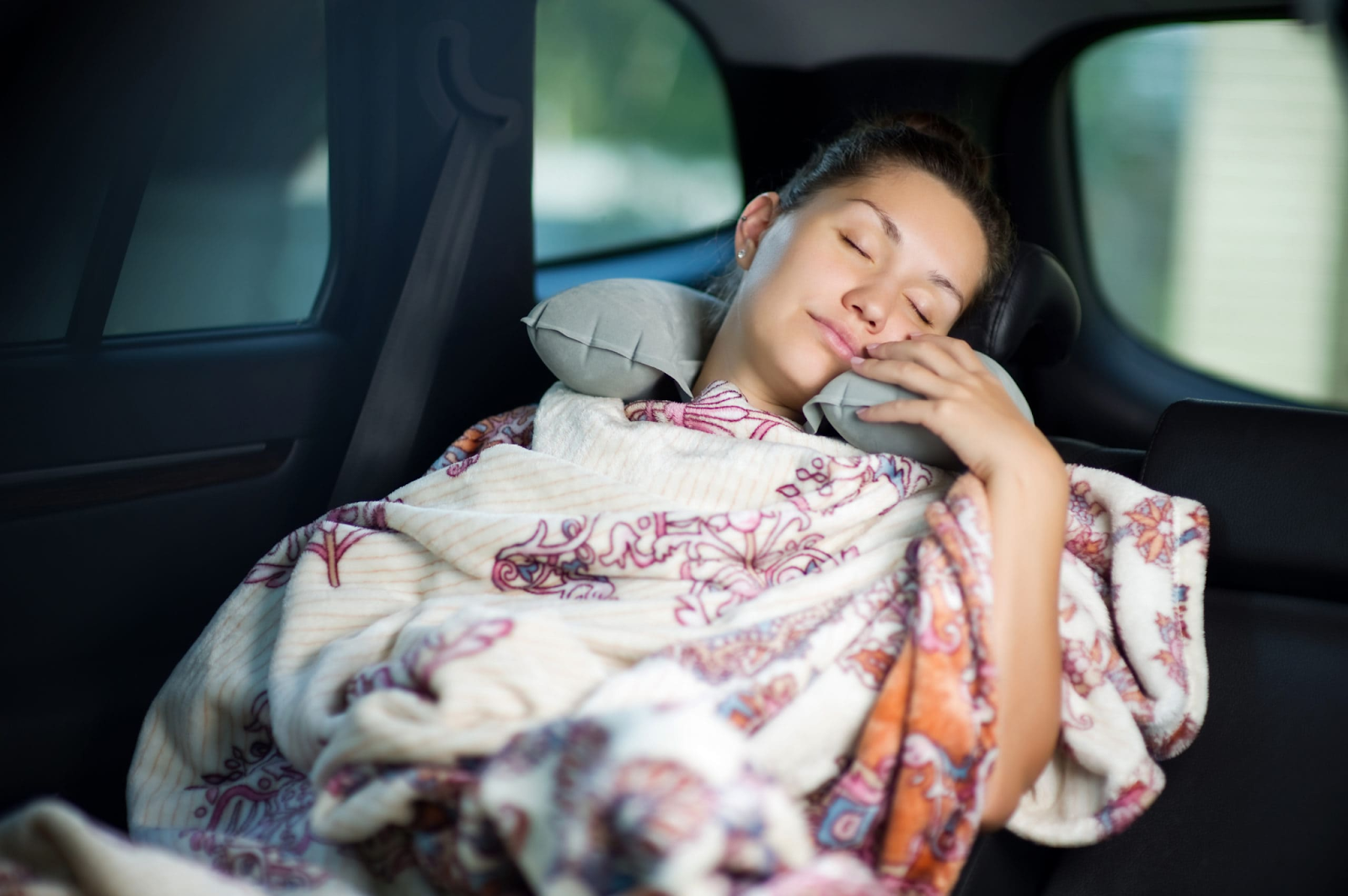 Vì sao không nên ngủ trong xe ngay cả khi bật điều hòa
