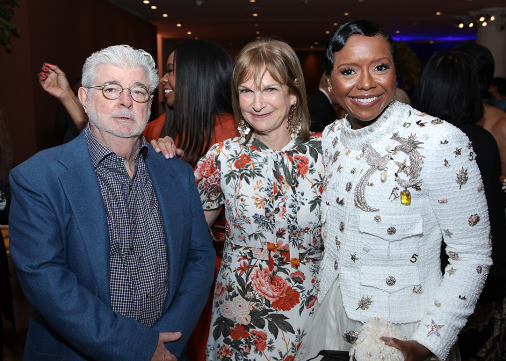 George Lucas, Patricia E. Harris y Mellody Hobson asisten a la fiesta en el jardín del MoMA.