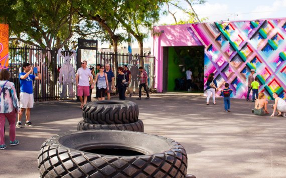 Visitantes disfrutando de las paredes de Wynwood