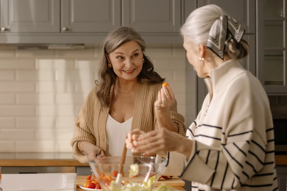 seniors eating healthy food