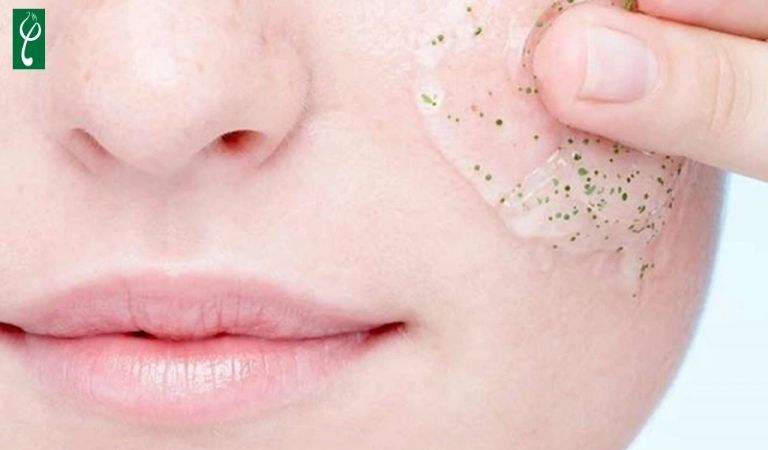 Sữa rửa mặt chứa hạt scrub dễ khiến da bị mụn