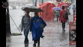 Un par de personas caminando con paraguas en la lluvia

Descripción generada automáticamente