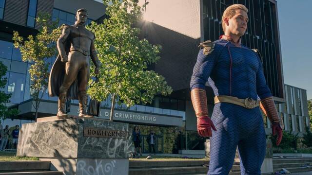 Homelander se para frente a su monumento y mira hacia el horizonte con seguridad.