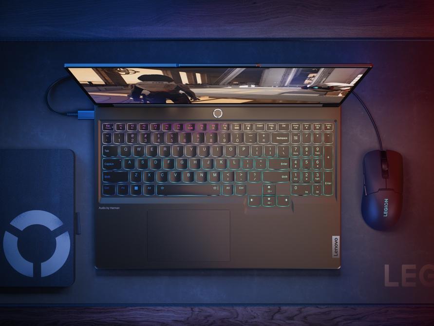 A computer and mouse on a desk

Description automatically generated