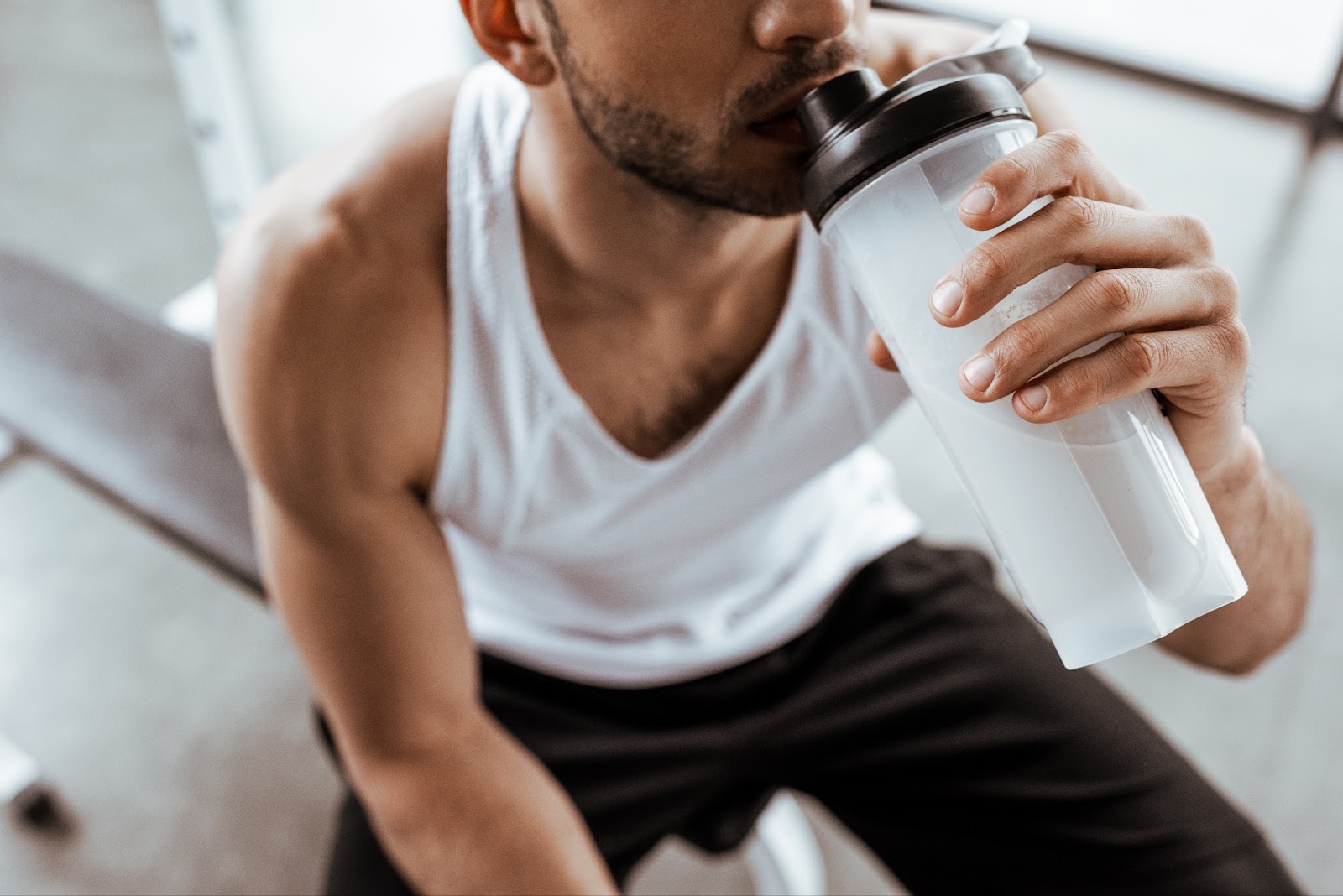 homme buvant un shaker