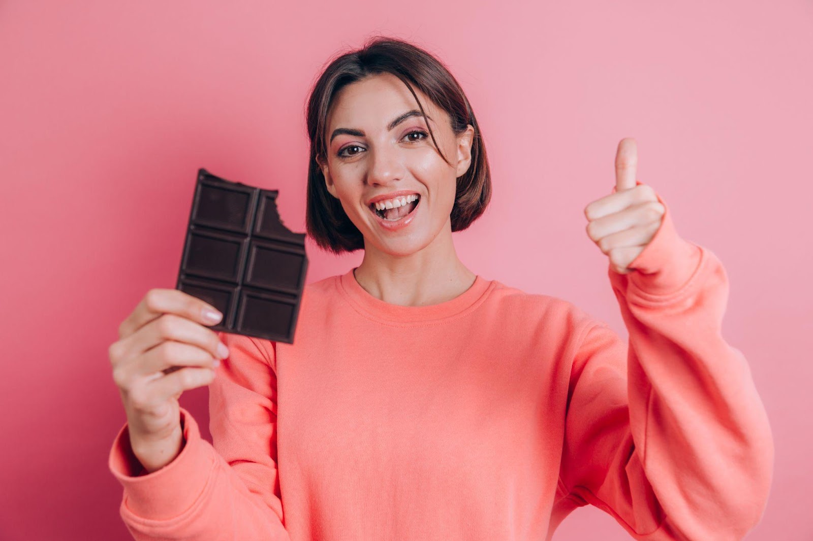 mulher comendo barra de chocolate