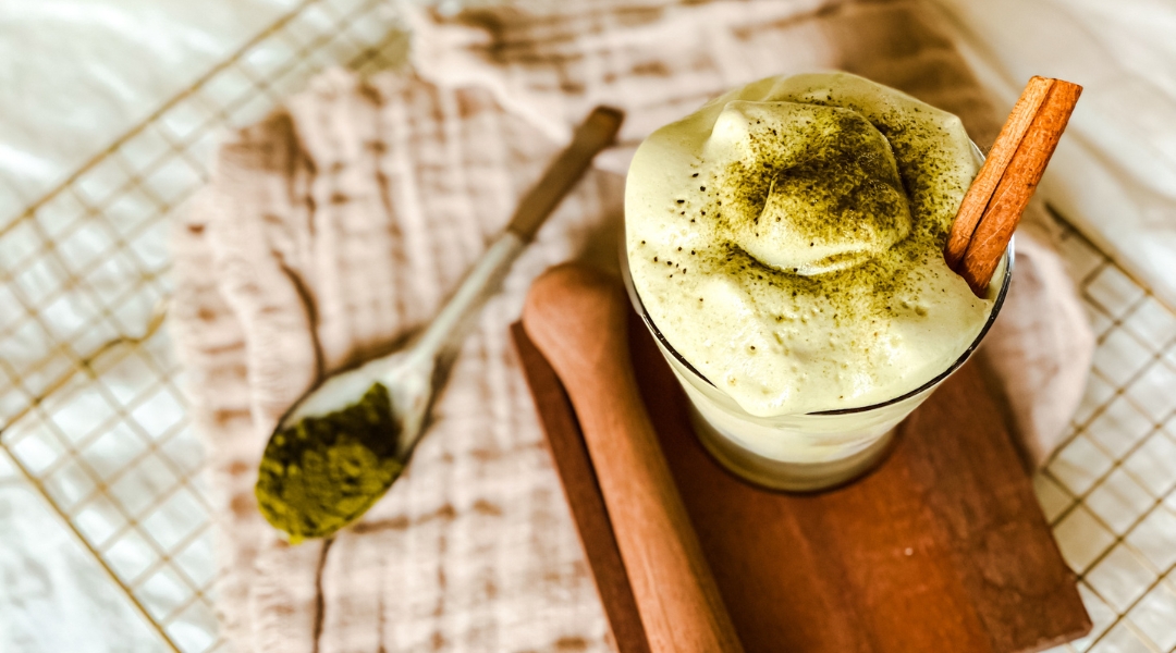 Latte glacé Dalgona au matcha