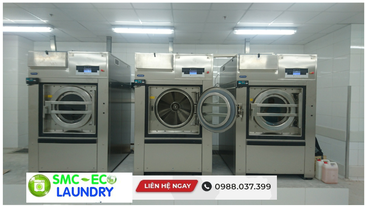 Làm sao để chọn máy giặt công nghiệp phù hợp với xưởng giặt là? A group of washing machines
Description automatically generated