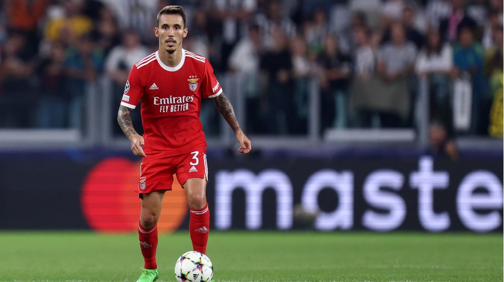 Alejandro Grimaldo playing football on the field