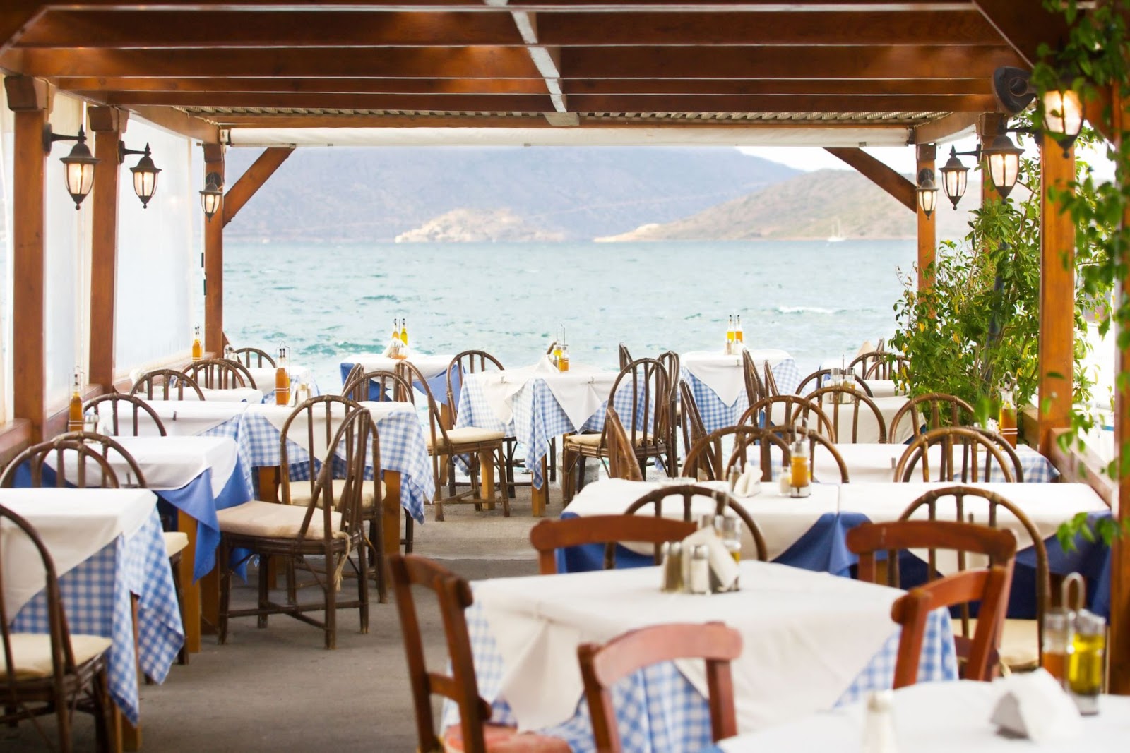 Should Restaurants Invest in Porch Screens? | Screen Porch