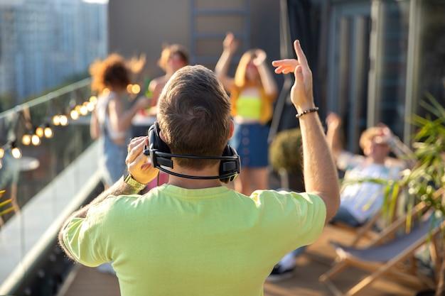 Direito autorais para música em festas