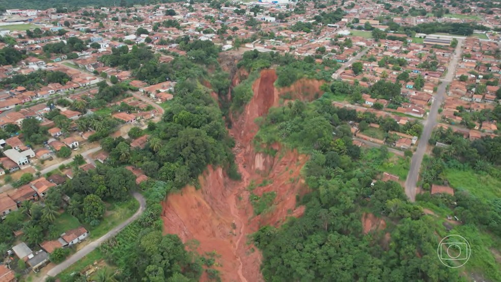 Voçoroca em Buriticupu, no interior do Maranhão — Foto: JN