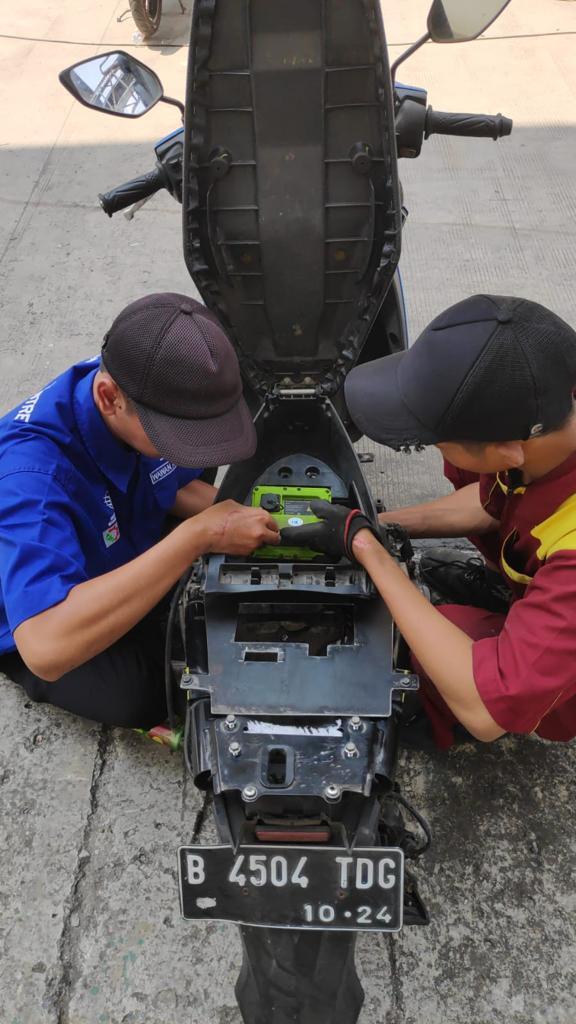 Men working on a broken car
    </div>
</div>
                    </div>
        <aside class=